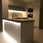 Microcimento-cozinha-pavimento-parede-e-bancada-scaled