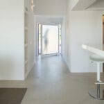 Microcimento-pavimento-hall-e-sala-de-estar