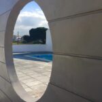 Parede-exterior-com-Janela-redonda-em-Microcimento