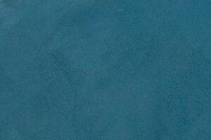 Amostra de microcimento KCberry na cor Dark Blue — acabamento continuo, sem juntas