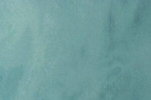 Amostra de microcimento KCberry na cor Sky Blue — acabamento continuo, sem juntas