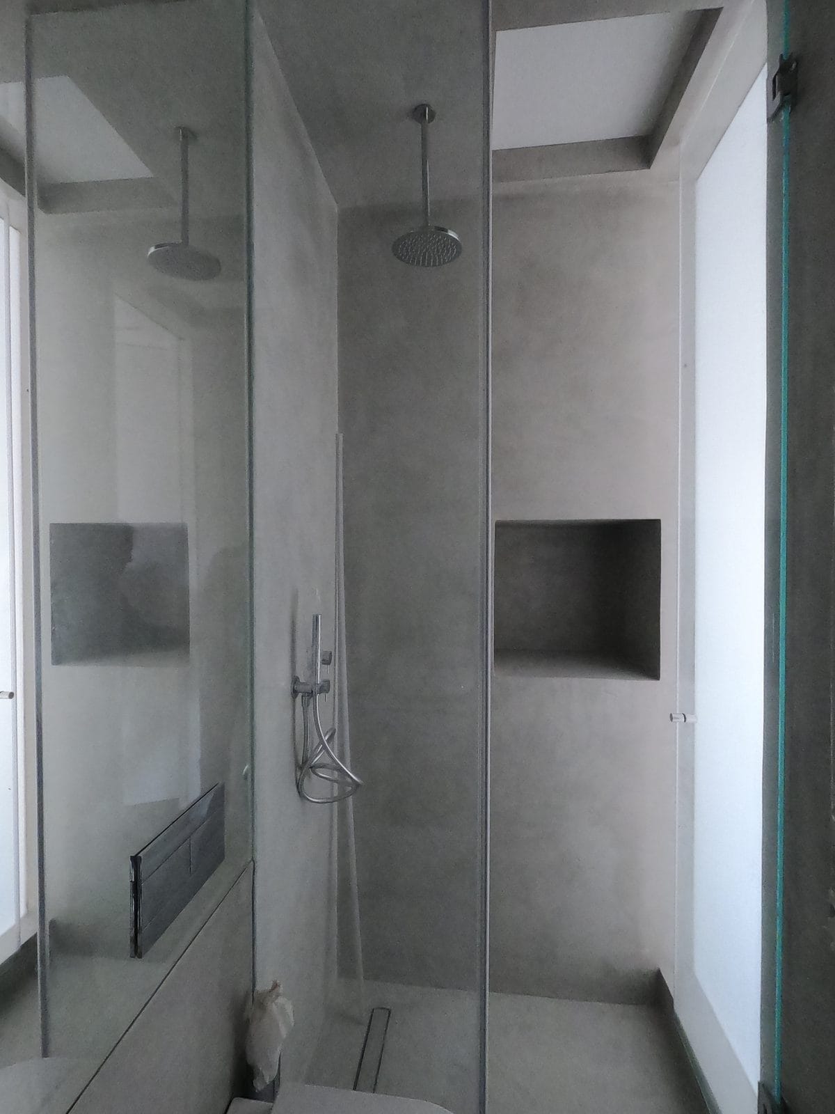 Casa de banho em microcimento — Sobre o azulejo existente, sem demolição