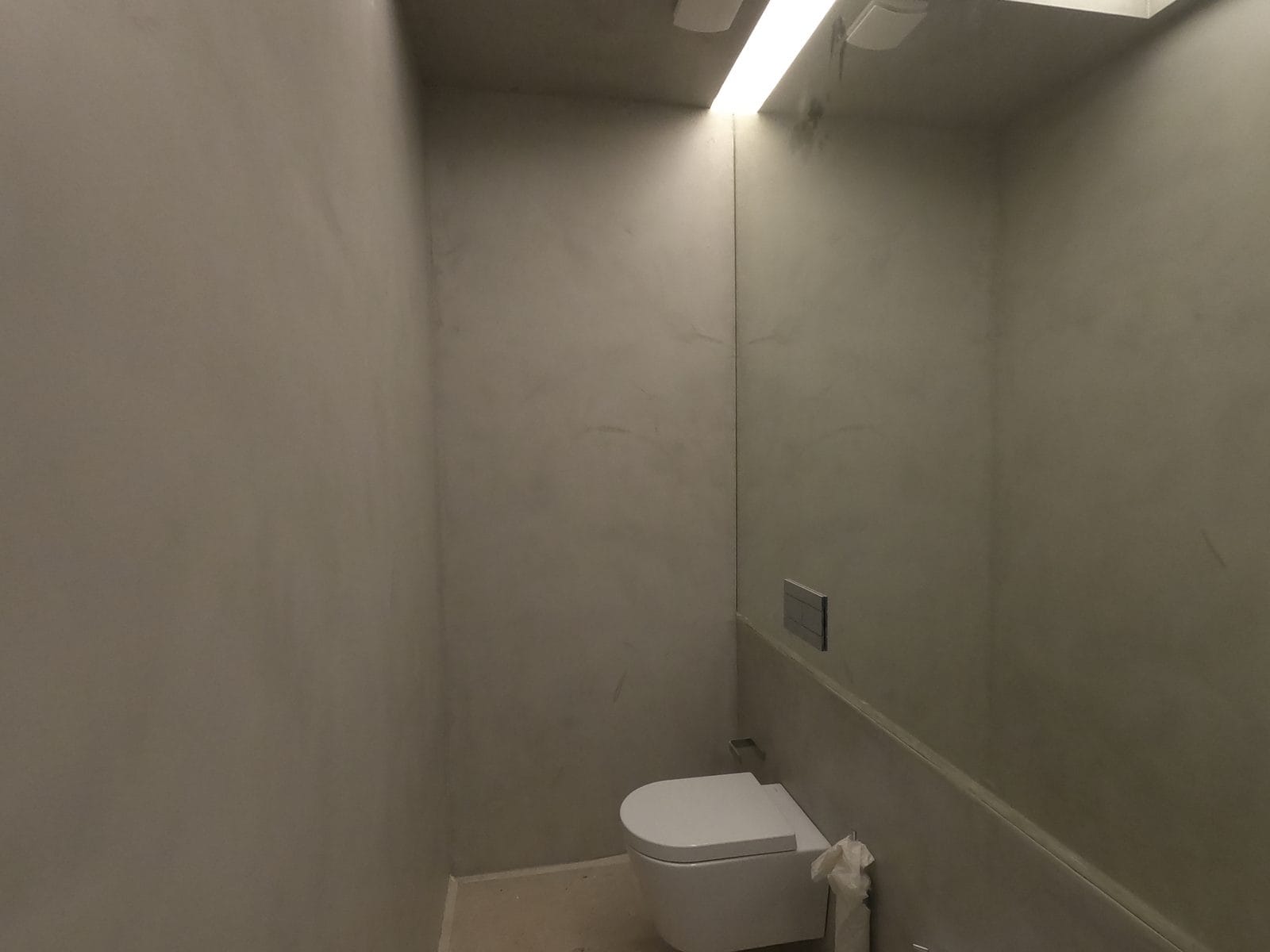 Parede e pavimento de casa de banho em microcimento contínuo aplicado sobre o azulejo existente — KCBerry