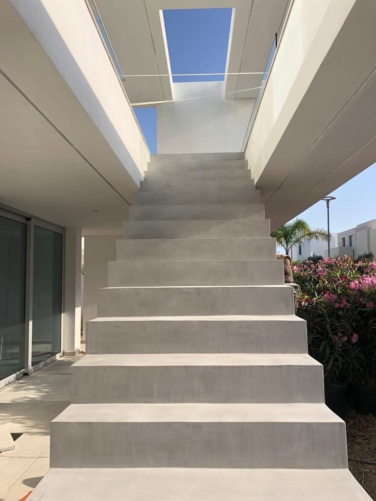 Escada exterior moderna em microcimento antiderrapante, acesso a moradia — KCBerry