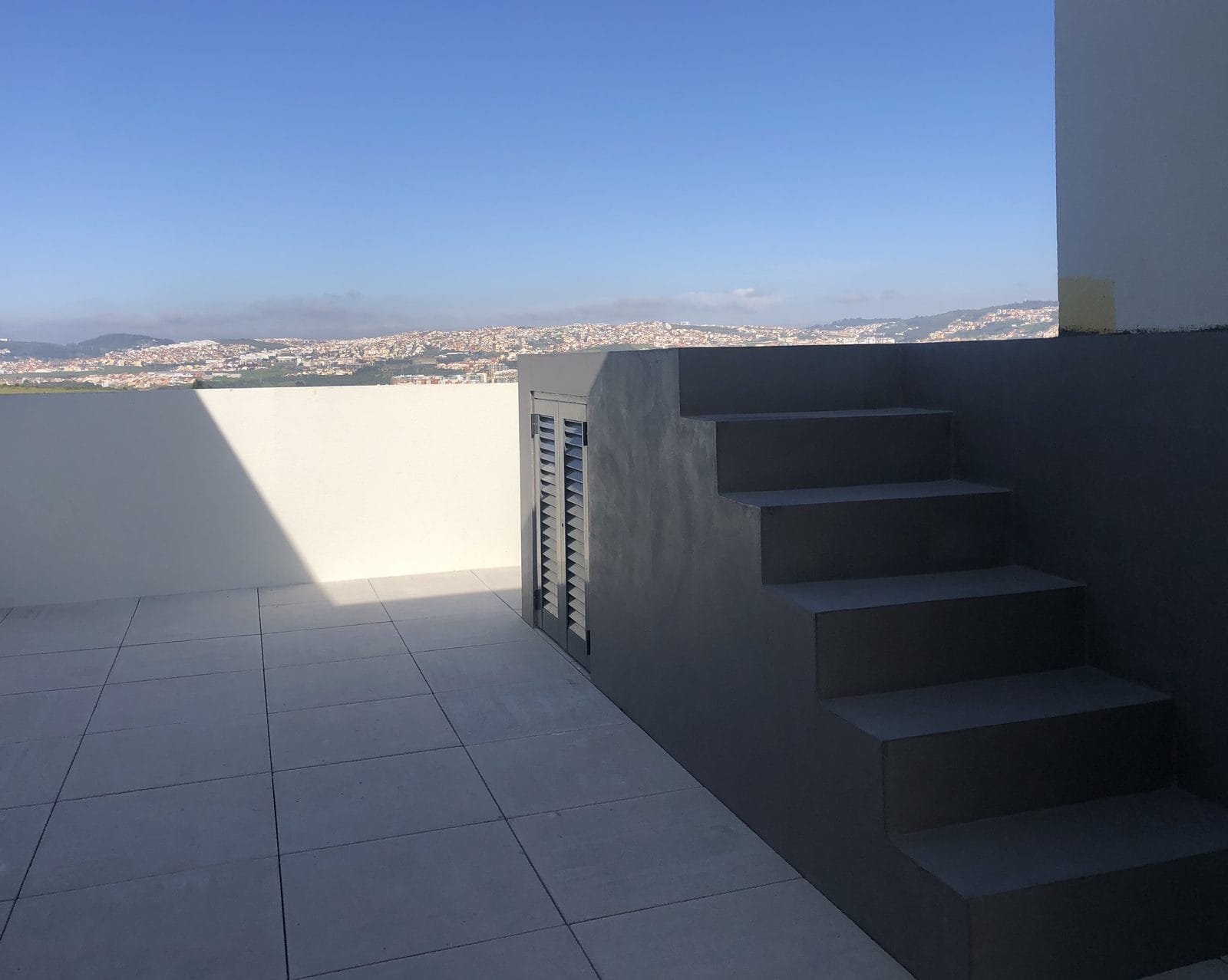 Escada interior com degraus em microcimento contínuo, sem juntas nem rodapés — KCBerry