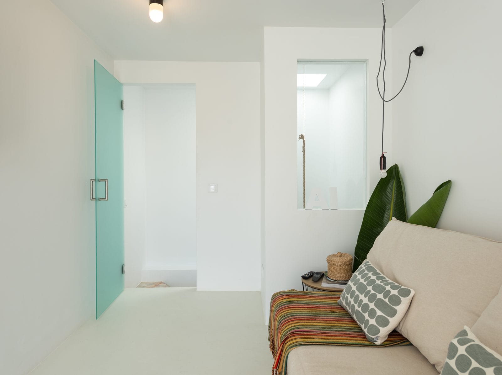 Pavimento contínuo em microcimento que une sala e zona de refeições — KCBerry