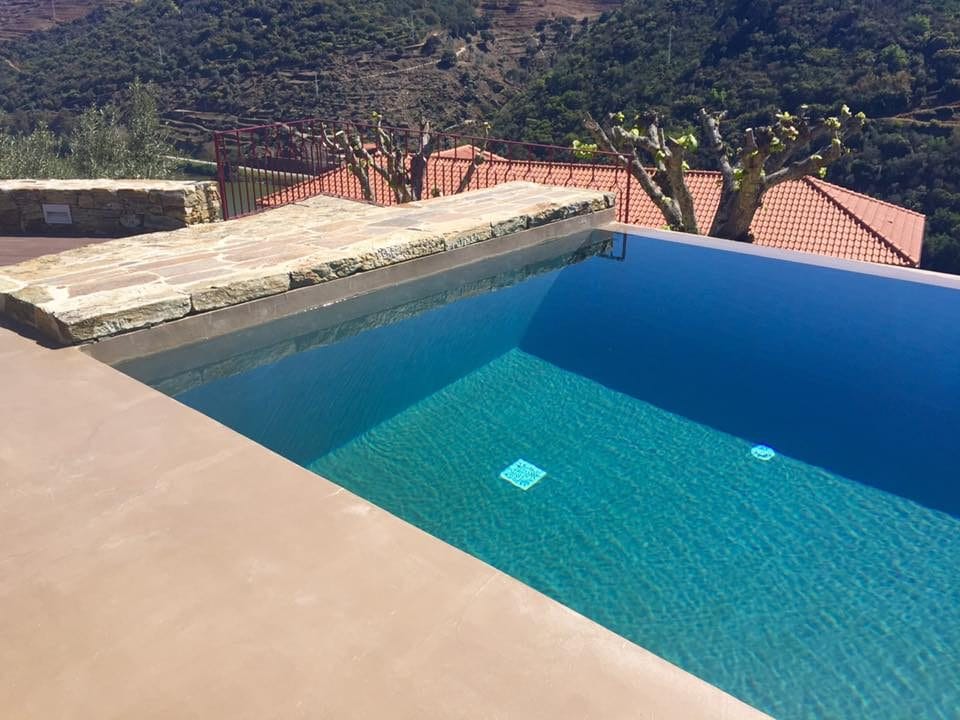 Piscina exterior de moradia em microcimento, resistente a cloro, sal e UV — sistema POOL KCBerry