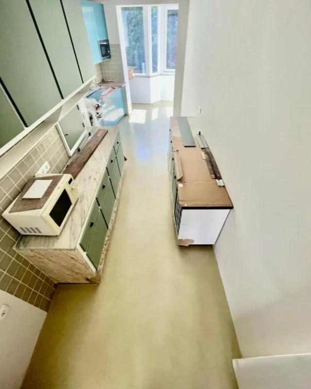 Aplicação de Microcimento em pavimento de cozinha na cor Sand! Renove a sua casa com Microcimento Kcbery#microcimento #4udecor #kcberry #acabamentos #revestimentos #designdeinteriores #decoracao #arquitectura #obras #remodelacao #materiaisdeconstrucao #formacao #aplicacao #venda #construcao #porto #lisboa #algarve #instalike #instagood