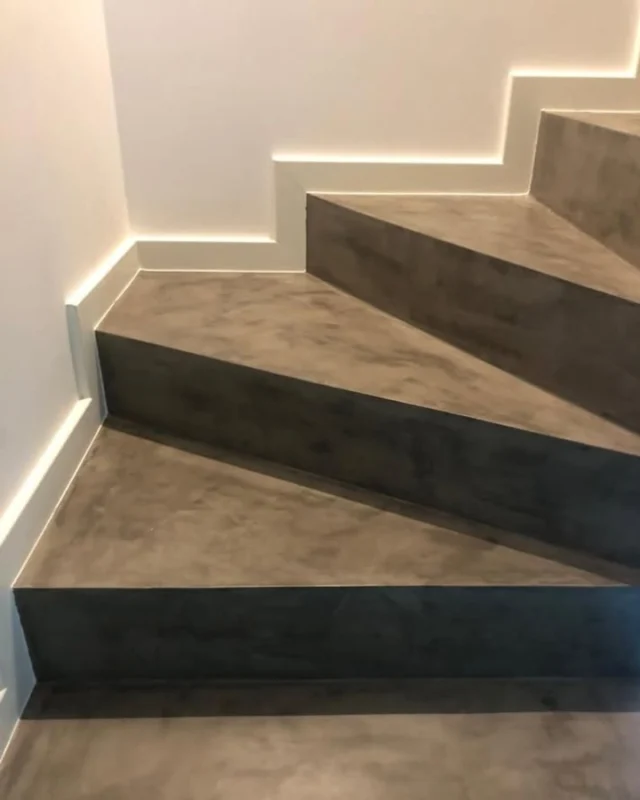 Sabia que o Microcimento Kcbery também pode ser aplicado em escadas? Igualmente resistente e sem escorregar.#microcimento #4udecor #kcberry #acabamentos #revestimentos #designdeinteriores #decoracao #arquitectura #obras #remodelação