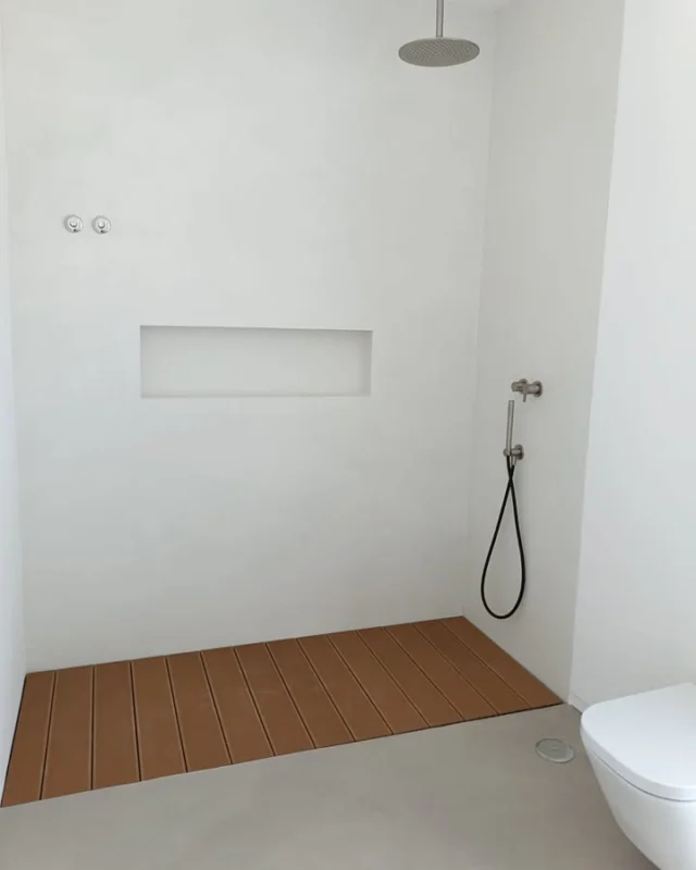 Pavimento de casa de banho revestido com Microcimento Kcberry!Cor: Slate#microcimento #4udecor #kcberry #acabamentos #revestimentos #designdeinteriores #decoracao #arquitectura #obras #remodelacao #materiaisdeconstrucao #formacao #aplicacao #venda #construcao #porto #lisboa #algarve #instalike #instagood #kcberryinterior