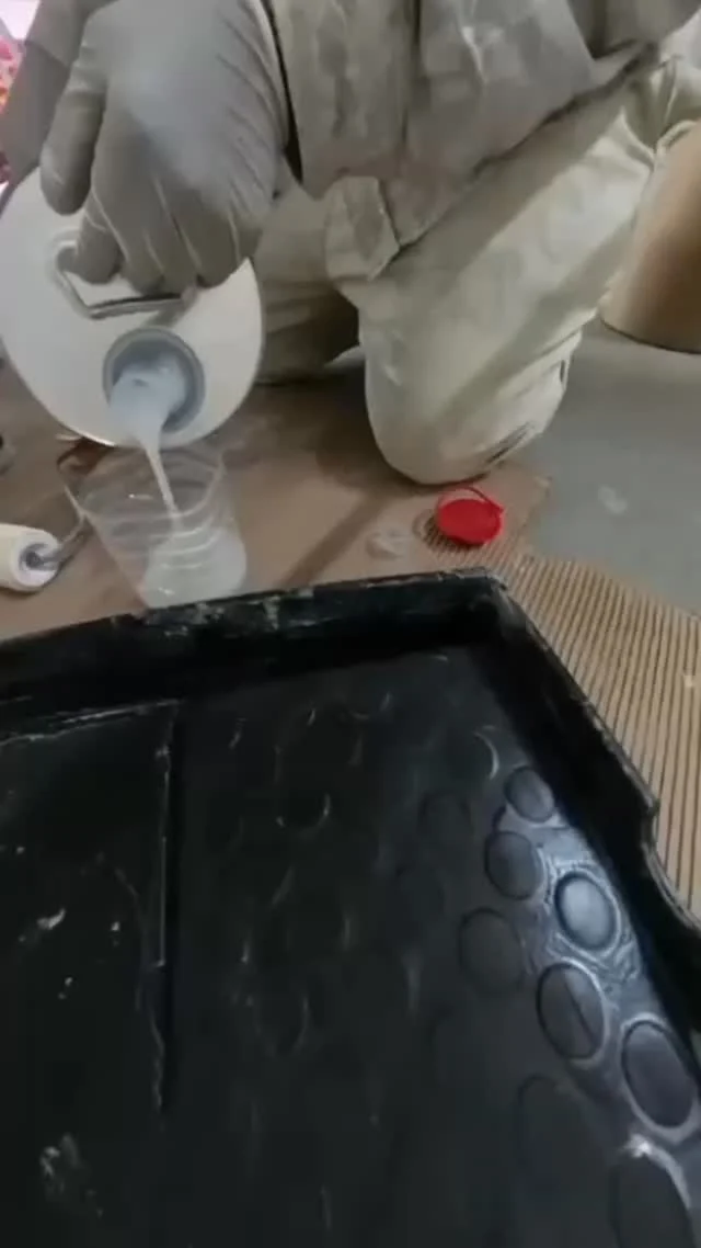 Aprenda neste vídeo como preparar e aplicar o verniz Microcimento KCberry nas paredes de forma profissional. Mostramos o passo a passo completo, desde a mistura correta do verniz até à aplicação final, garantindo máxima durabilidade e resistência ao seu revestimento.O verniz KCberry é a proteção essencial para superfícies em microcimento, ideal para paredes, casas de banho, cozinhas e zonas húmidas.
Descubra dicas práticas, erros a evitar e os melhores resultados com os produtos KCberry – Microcimento.pt.