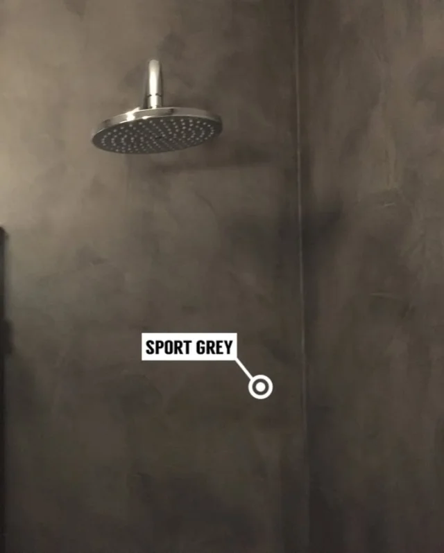 Parede de duche com acabamento em Microcimento Kcberry na cor Sport Grey. Peça o seu orçamento.#microcimento #4udecor #kcberry #acabamentos #revestimentos #designdeinteriores #decoracao #arquitectura #obras #remodelacao #materiaisdeconstrucao #formacao #aplicacao #venda #construcao #porto #lisboa #algarve #instalike #instagood  #pavimento