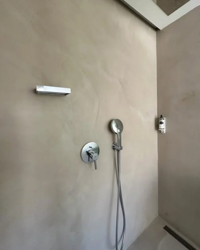 Acabamento Microcimento Kcberry impermeável em casa de banho!#microcimento #4udecor #kcberry #acabamentos #revestimentos #designdeinteriores #decoracao #arquitectura #obras #remodelacao #materiaisdeconstrucao #formacao #aplicacao #venda #construcao #porto #lisboa #algarve #instalike #instagood #kcberryinterior