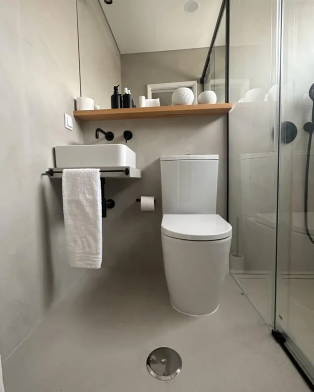 Renove totalmente  a sua casa de banho com revestimento impermeável de Microcimento Kcberry!#microcimento #4udecor #kcberry #acabamentos #revestimentos #designdeinteriores #decoracao #arquitectura #obras #remodelacao #materiaisdeconstrucao #formacao #aplicacao #venda #construcao #porto #lisboa #algarve #instalike #instagood #kcberryinterior