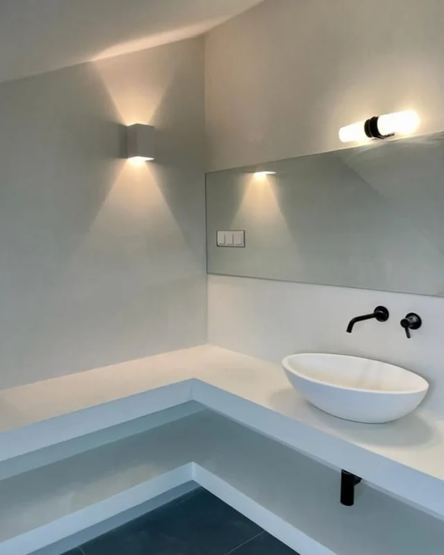 Bancada e paredes de casa de banho com revestimento em Microcimento Kcberry na cor Off White!#microcimento #4udecor #kcberry #acabamentos #revestimentos #designdeinteriores #decoracao #arquitectura #obras #remodelacao #materiaisdeconstrucao #formacao #aplicacao #venda #construcao #porto #lisboa #algarve #instalike #instagood #kcberryinterior