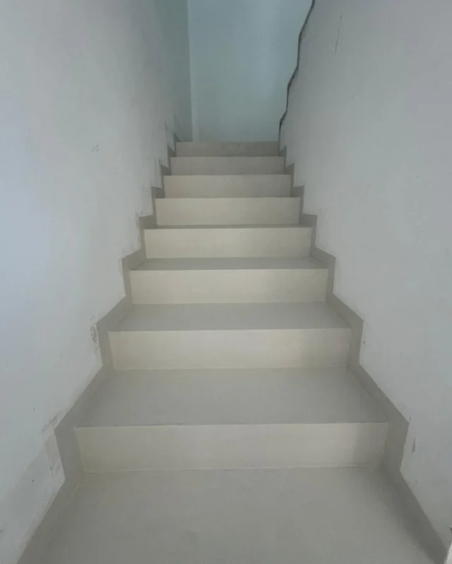 Resultado que se vê em cada detalhe! ✨Nesta escada, o Microcimento Kcberry foi aplicado para criar um visual contínuo, moderno e minimalista — sem juntas e com acabamento uniforme. A superfície ganhou um aspecto elegante e resistente, perfeita para quem busca design clean aliado à durabilidade.O resultado? Uma escada com efeito monocromático e sofisticado, que valoriza o ambiente e transmite sensação de amplitude.🔹 Acabamento liso
🔹 Alta resistência
🔹 Estética contemporâneaMicrocimento Kcberry: onde simplicidade encontra elegância. 🧱✨#microcimento #microcemento #designinteriores #arquitetura #revestimentos #obra #decoracao #interiores #minimalismo #escada #acabamento #trend2025 #kcberry #kcberryinterior