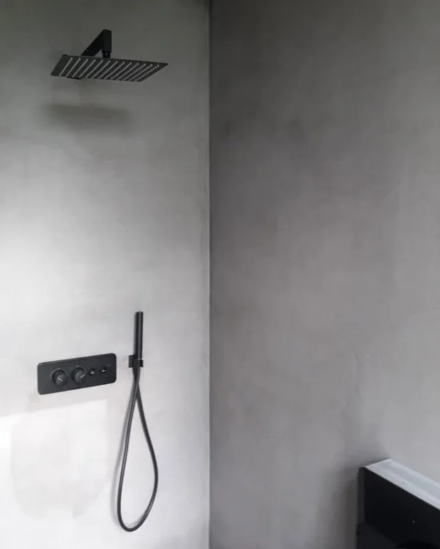Zona de duche totalmente revestida em Microcimento Kcberry. 🚿#microcimento #4udecor #kcberry #acabamentos #revestimentos #designdeinteriores #decoracao #arquitectura #obras #remodelacao #materiaisdeconstrucao #formacao #aplicacao #venda #construcao #porto #lisboa #algarve #instalike #instagood #kcberryinterior