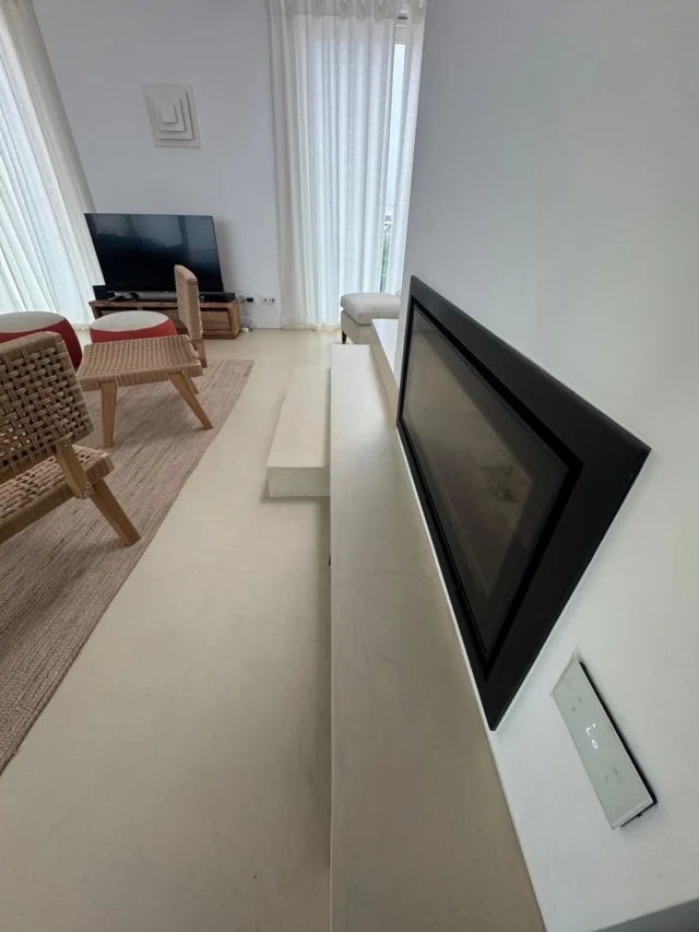 Aplicação de Microcimento Kcberry em escadas interiores: alta durabilidade, manutenção prática e um acabamento uniforme que valoriza a estética moderna do ambiente. ✨#homedecor #interiordesign #modernhome #designinspo #escadas #stairsdesign #microcement #kcberryinterior