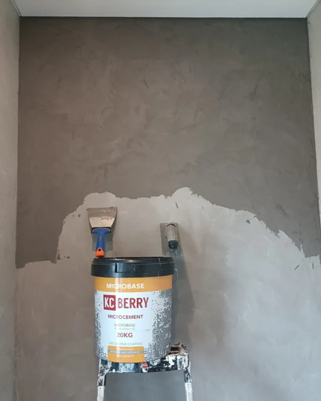 ✨ Renove seu espaço com estilo! ✨
A aplicação de Microcimento Kcbery transforma qualquer parede, trazendo modernidade, sofisticação e acabamento contínuo sem rejuntes. Ideal para ambientes internos e externos, ele proporciona durabilidade, fácil manutenção e um visual único que se adapta a todos os estilos de decoração.💡 Dica: combine cores e texturas para criar efeitos incríveis e personalizar seu ambiente!#MicrocimentoKcbery #DecoraçãoModerna #ParedePerfeita #AcabamentoPremium #ReformaComEstilo