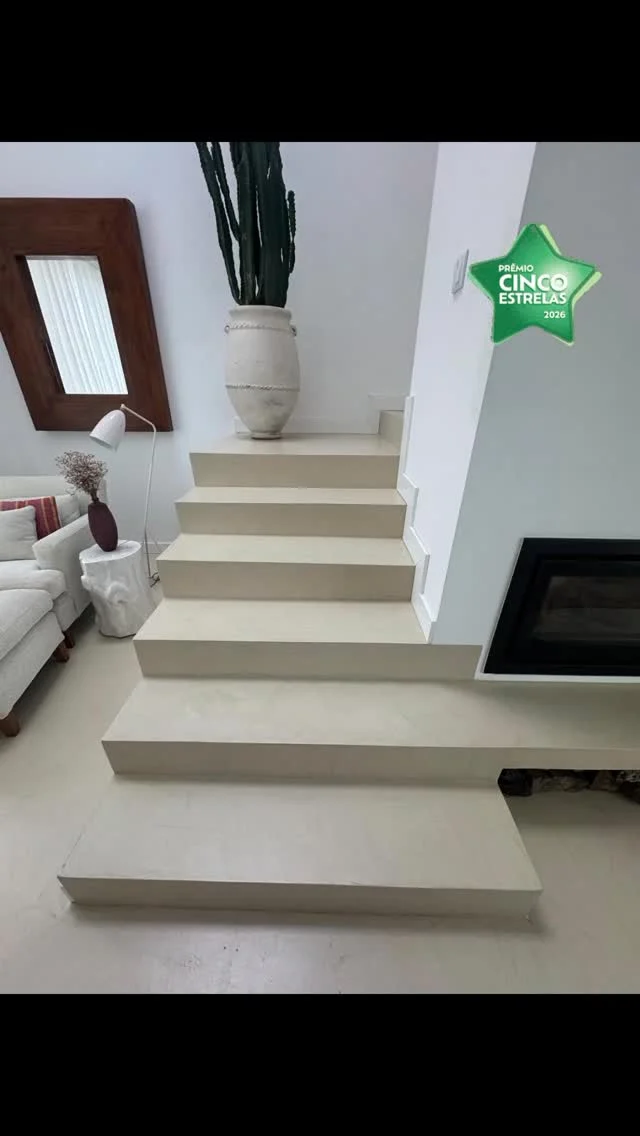 Aplicação de Microcimento Kcberry em escadas interiores: durabilidade, fácil manutenção e um resultado uniforme que reforça a identidade moderna do espaço.#homedecor #interiordesign #modernhome #designinspo #escadas stairsdesign microcement kcberryinterior