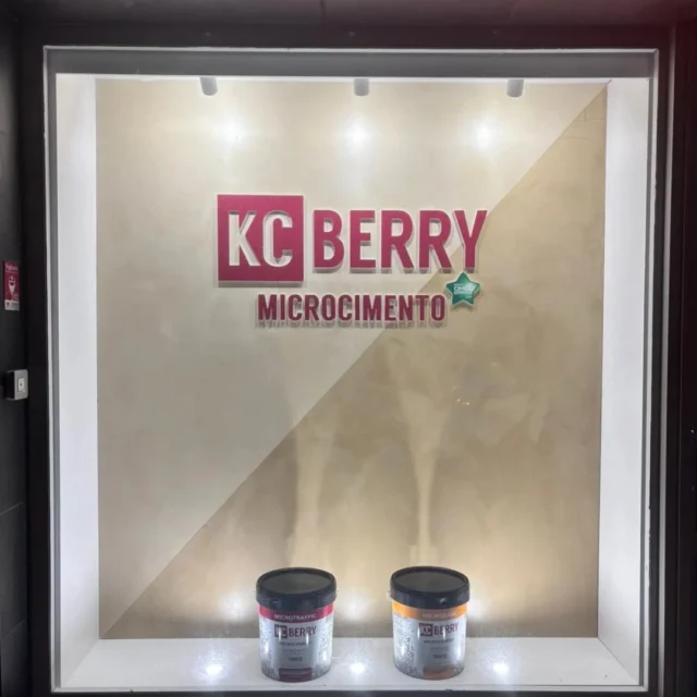 ✨ Sofisticação que transforma espaços ✨O microcimento KC Berry é a escolha ideal para quem busca elegância, resistência e um acabamento moderno sem juntas. Perfeito para paredes, pisos e mobiliário, ele cria superfícies contínuas com um toque contemporâneo e acabamento impecável.Versátil, durável e cheio de personalidade — transforme qualquer ambiente com a qualidade e o estilo do #KCBerry 💫#Microcimento #DesignDeInteriores #Arquitetura #Revestimentos Acabamento Decoração KCBerry
