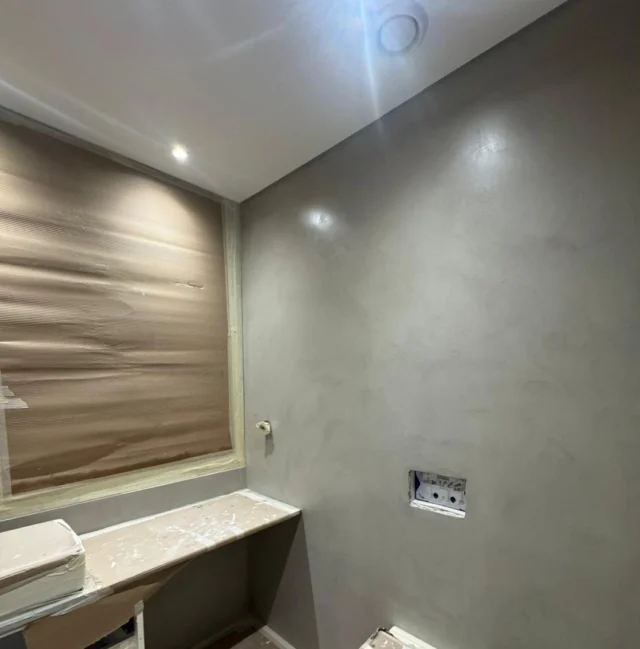 Minimalismo, textura e sofisticação num só espaço.
Neste WC aplicámos microcimento KCberry, criando uma superfície contínua, sem juntas, que amplia visualmente o ambiente e transmite uma estética contemporânea e intemporal.✔️ Acabamento uniforme
✔️ Elevada resistência à humidade
✔️ Fácil manutenção
✔️ Ideal para casas de banho modernasCada detalhe foi pensado para valorizar a luz, a profundidade das paredes e a harmonia dos materiais.O resultado? Um ambiente clean, acolhedor e cheio de personalidade.#Microcimento #KCberry #Acabamentos #DesignDeInteriores #Arquitetura #WCDesign #Construção #DetalhesQueMarcam